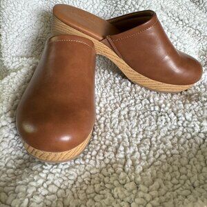 Universal Thread Clogs brown size 6